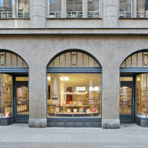 Die großzügige Schaufensterfront gibt von der Nikolaistraße her Einblick in das offene Storekonzept