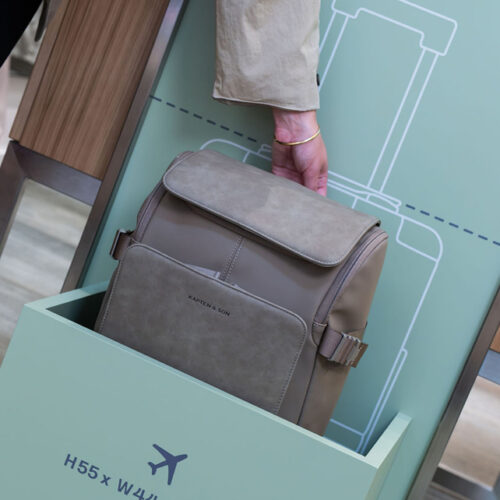 Beim Size Check wird geprüft, ob Travel-Produkte ins Handgepäck passen
