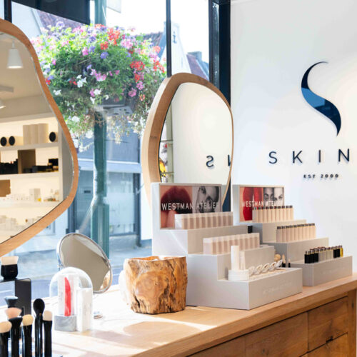 Make-up-Fläche mit Tageslicht am Fenster zur Straße