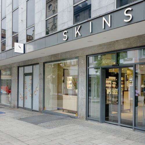 Die Fassade in der Mittelstraße öffnet sich mit großen Schaufenstern zur Fußgängerzone