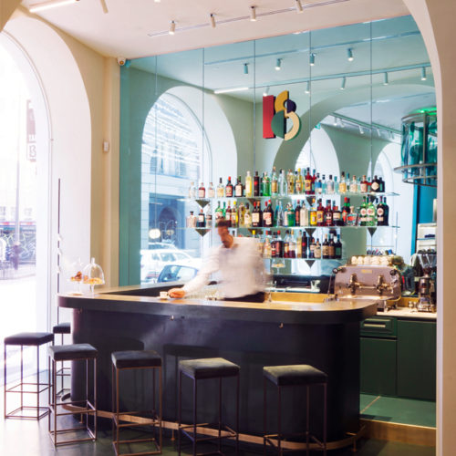 Nach Ladenschluss verwandelt sich die Kaffeebar in eine Art Pub