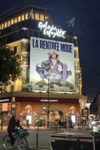 Eine großflächige Plakatkampagne am Flagship-Store am Boulevard Haussmann macht die Kooperation der Galeries Lafayette mit Sophie Fontanel weithin sichtbar.