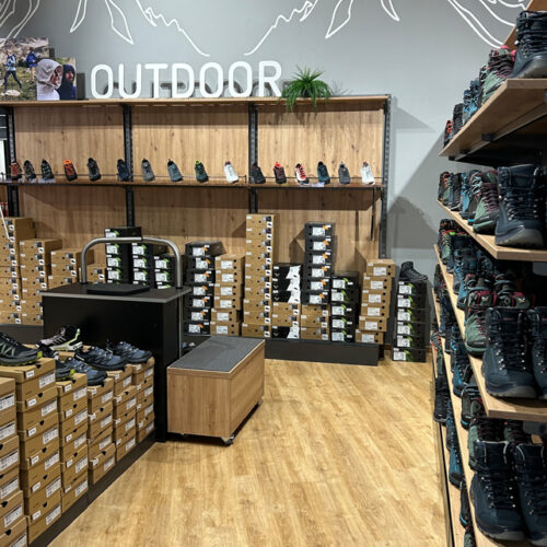 Outdoorbereich mit Wanderschuh-Wand