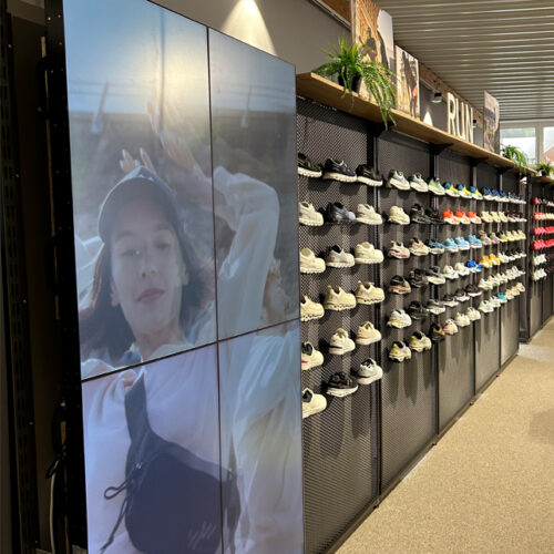 Sneaker-Wand mit visuellem Element