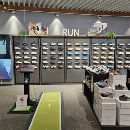 Auf einem Laufband können Kund:innen testen, welche Schuhe für ihr Training am besten passen