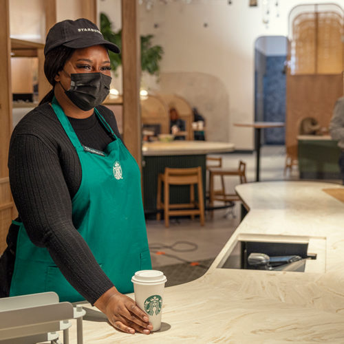 Baristi geben den Kaffee aus.