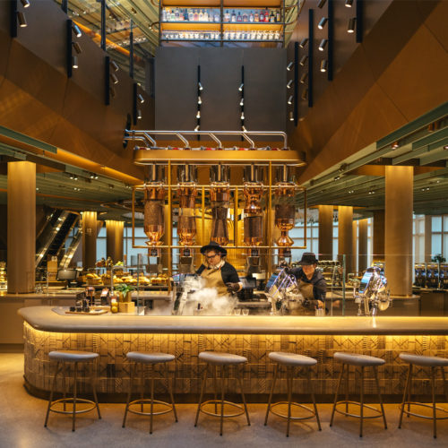 Röster, Baristas, Bäcker und „Mixologen“ arbeiten in der Starbucks Reserve Roastery in Chicago