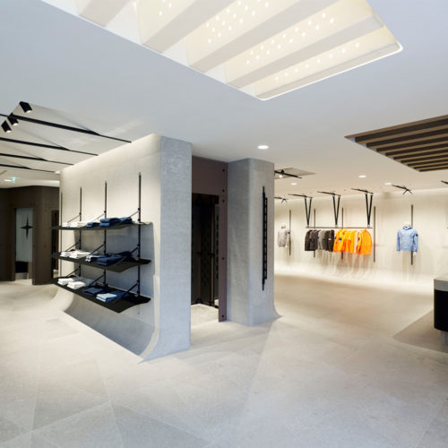 Stone Island in Mailand City mit deutlich vergrößerter Fläche auf zwei Etagen 