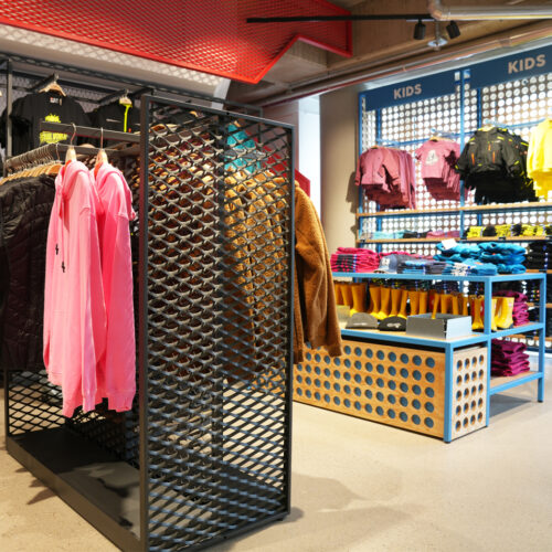 Der Kids-Bereich ist durch Gitterelemente aus Streckmetall vom restlichen Sortiment abgegrenzt
