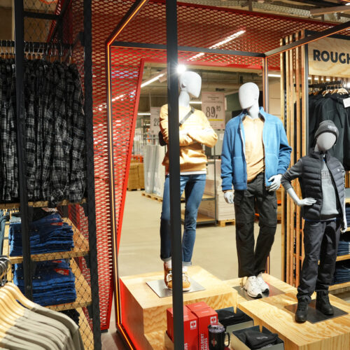 Die Linie „Roughtough" in einer Koje aus Sperrholz und Stahlprofilen mit LED-Kantenbeleuchtung in Orange