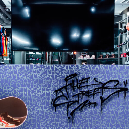 Kassenbereich mit Street-Art-Motiven und Screen