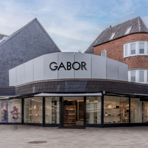 Der Store in Westerlands Fußgängerzone hat eine gerundete Fassade mit großflächiger Verglasung und einen markant geschwungenem Eingangsbereich