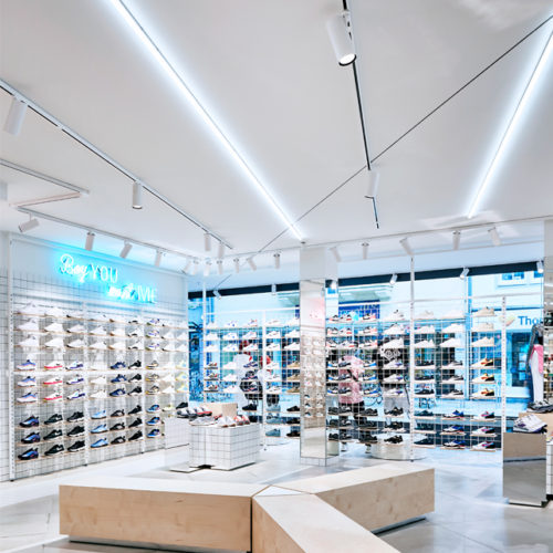 Tageslicht durchflutet den Store.