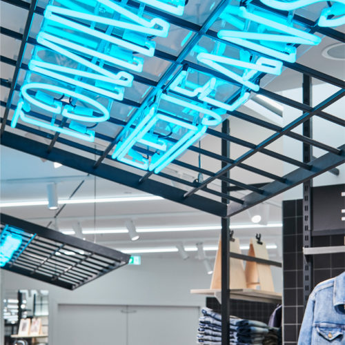 Blaue Leucht-Schriftzüge bei den Tommy Jeans