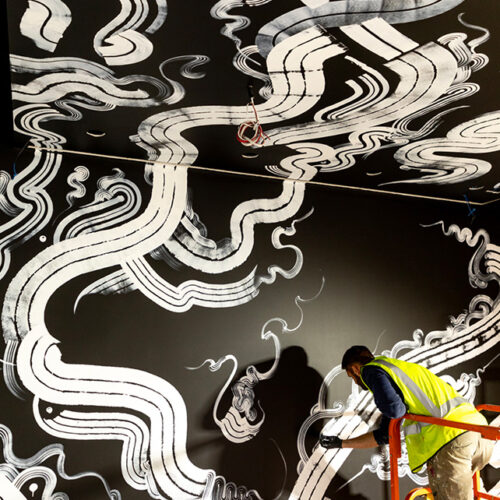 Der Künstler Bailer bei der Arbeit