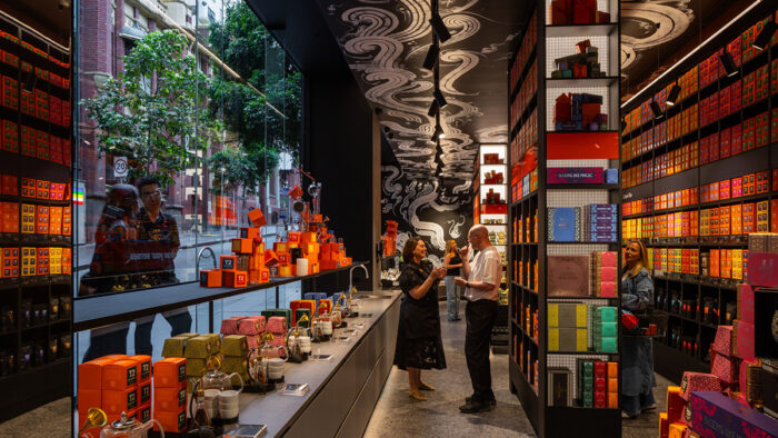 Das Design spielt mit dem Kontrast von Farben und schwarzen sowie Stahl-Elementen