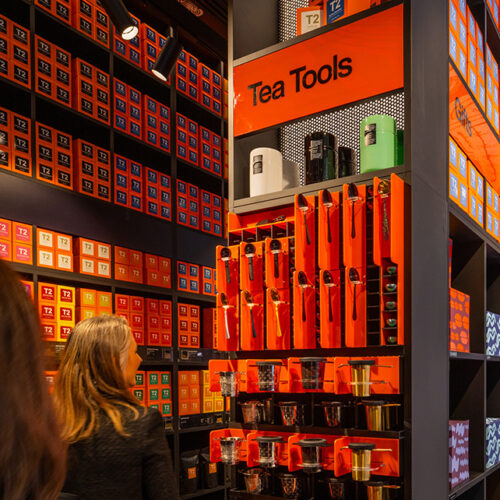 Regal mit Tee-Zubehör