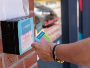 Der Zutritt ist mit einer personalisierten Kundenkarte geregelt, die ab 18 Jahren kostenlos bestellbar ist.