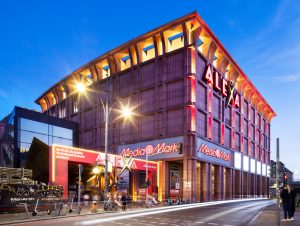 Das Alexa-Einkaufscenter am Berliner Alexanderplatz feiert am ersten Septemberwochenende sein 15. Jubiläum.