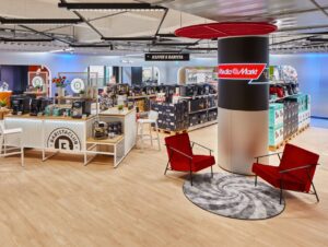 Der Barista-Bereich inkl. Lounge zeigt exemplarisch, wie Produktkategorien wie Kaffeemaschinen erlebnisorientiert inszeniert werden.