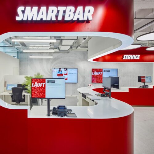 Die Smartbar bietet lizenzierte Sofortreparaturen für Apple, Google und Samsung ohne Terminbuchung direkt vor Ort.