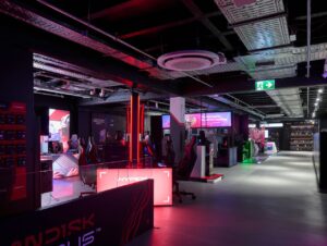 Im Untergeschoss können Kund:innen an mehr als 70 Gaming-Stationen jederzeit kostenlos spielen und an Community-Events in der Arena mit rd. 200 Sitzplätzen teilnehmen.