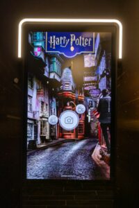 Ein Mal im Leben live in der Winkelgasse stehen: Der Augmented-Reality-Screen im neuen Harry-Potter-Store in Köln macht es möglich.