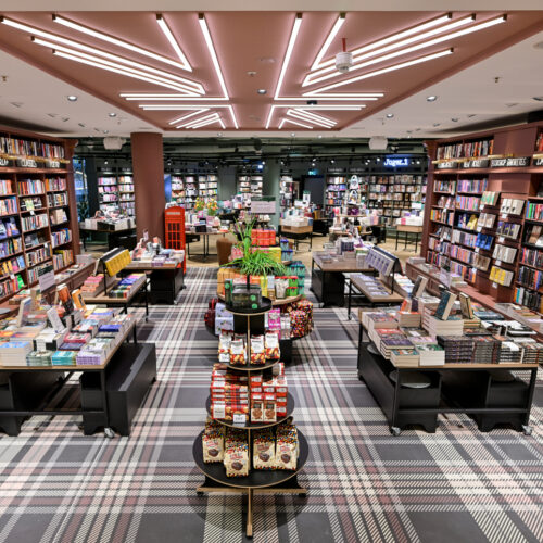 Der English Book Shop belegt einen eigenen, großzügig bemessenen Bereich der Verkaufsfläche