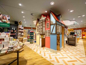 In Bremen sind Spielmöbel und Bücherregale wie die typischen Häuserfassaden des Schnoorviertels mit kleinen Toren und verwinkelten Gassen gestaltet