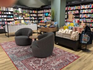 Zahlreiche Sitzgelegenheiten laden zum Schmökern und Verweilen ein.