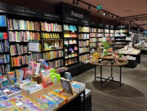 Den Start in das fortlaufende Veranstaltungsprogramm der Buchhandlung machte die Stralsunder Autorin Annabel Raven