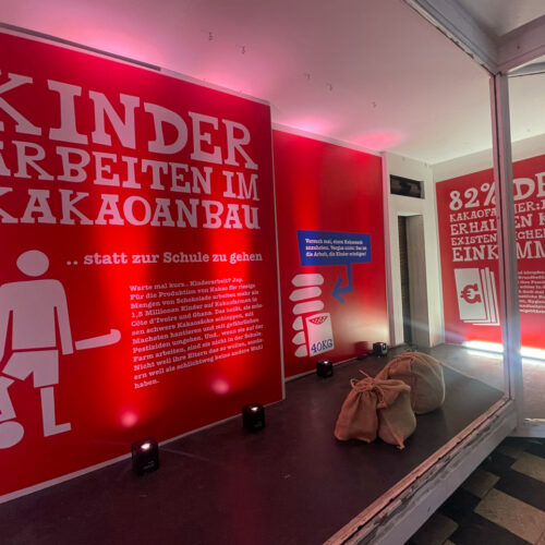 Im Eingangsbereich gibt es Mitmachaktionen zu den Problemen im Kakaoanbau