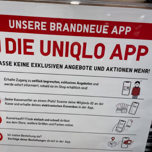 Mit der Uniqlo-App können Kund:innen per Smartphone Artikel im Geschäft scannen, Produktdetails abrufen und bezahlen