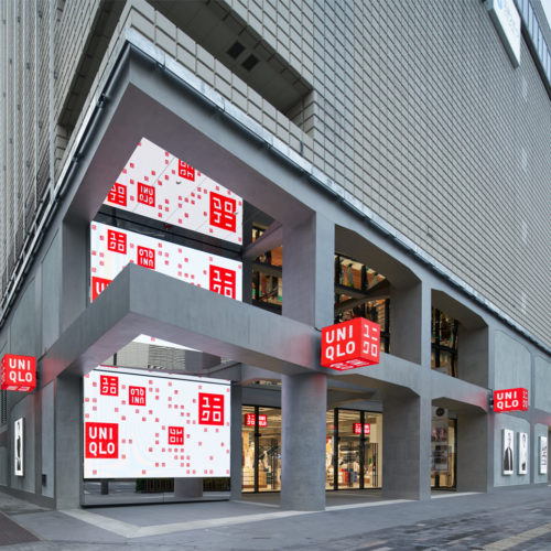 Uniqlo-Logo im Eingangsbereich des 4-stöckigen Stores in Ginza/Tokio