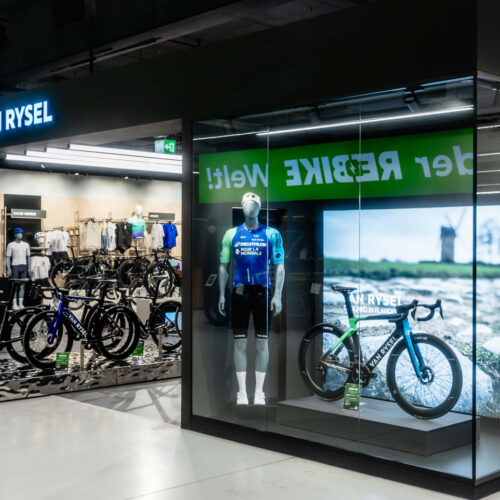 Die auch an der Decke in Schwarz abgesetzte Verkaufsfläche von Van Rysel im Decathlon Marsdorf