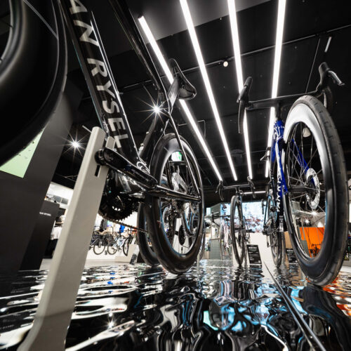 Das erhöhte Race-Podest im Shop zitiert das regennasse Kopfsteinpflaster des Radrennens Paris-Roubaix 