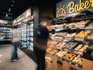 In der Backtheke finden sich auch lokale Backwaren