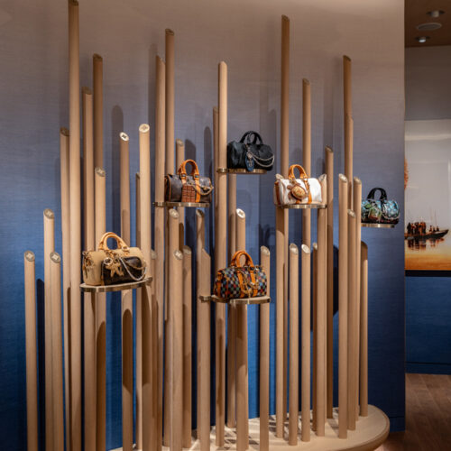 Auf einer Holzinstallation werden im Shop Taschen präsentiert