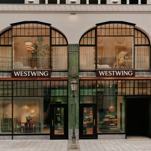 Die historische Fassade rahmt den Store