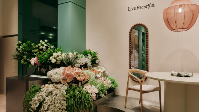 Der Eingangsbereich des Stores verbindet Flower Market und Sitzgruppe