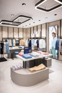 Helle Materialien, klare Strukturen und eine ruhige Warenpräsentation prägen das neue Store-Konzept