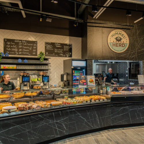 Das integrierte Gastronomiekonzept grenzt direkt an die konzerneigene Bäckerei.