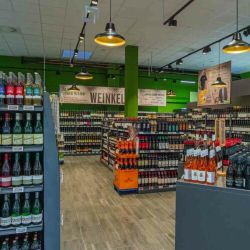 Neben regionalen und internationalen Weinen gibt es in der Vinothek Sekt, Champagner und Spirituosen