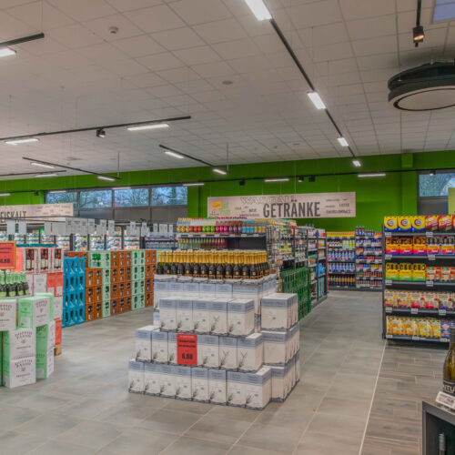 Im Getränkebereich bieten die breiten Gänge ausreichend Platz