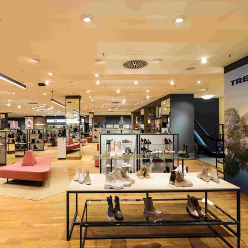 Neben großräumigen Verkaufsbereichen wie der Tretter-Schuhfläche im 2. Stock gibt es im 4. OG auch Personal VIP-Shopping.