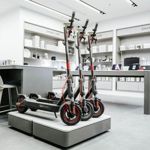 E-Scooter werden auf einem zentralen Podest präsentiert