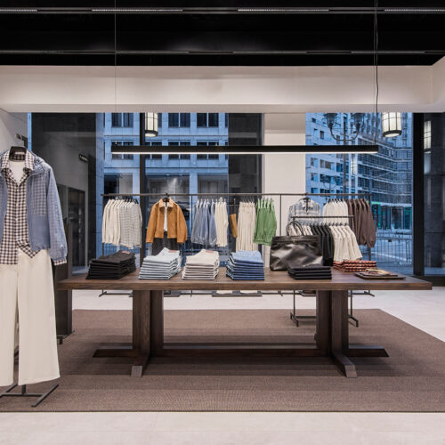Raumhohe Fenster mit Blick auf den Leipziger Platz prägen die Formalwear-Etage im Erdgeschoss