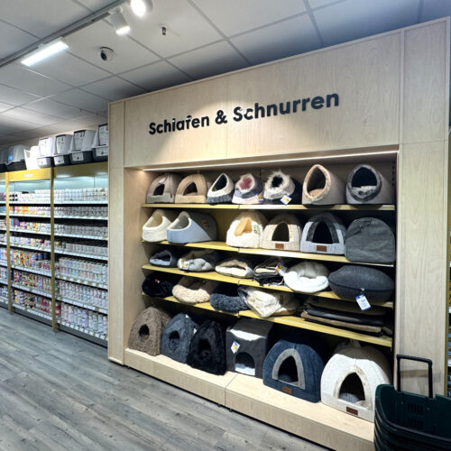 Präsentations-Elemente in Holzoptik finden sich an verschiedenen Stellen im Geschäft