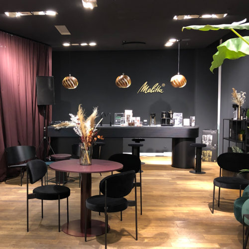Mit der Kaffee-Lounge empfängt _blaenk Konsumenten im Eingangsbereich.