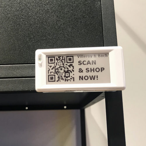 Durch Scan des QR-Codes erhalten Konsumenten weitere Informationen zum Produkt und gelangen zum Self-Checkout.